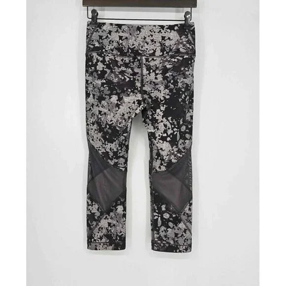 Under Armour Compression Heatgear Greenish Gray Camo Design Capri Leggings Sz M - Picture 2 of 4